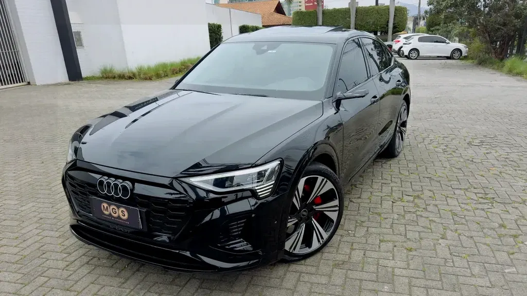 Foto de um audi q8 e-tron