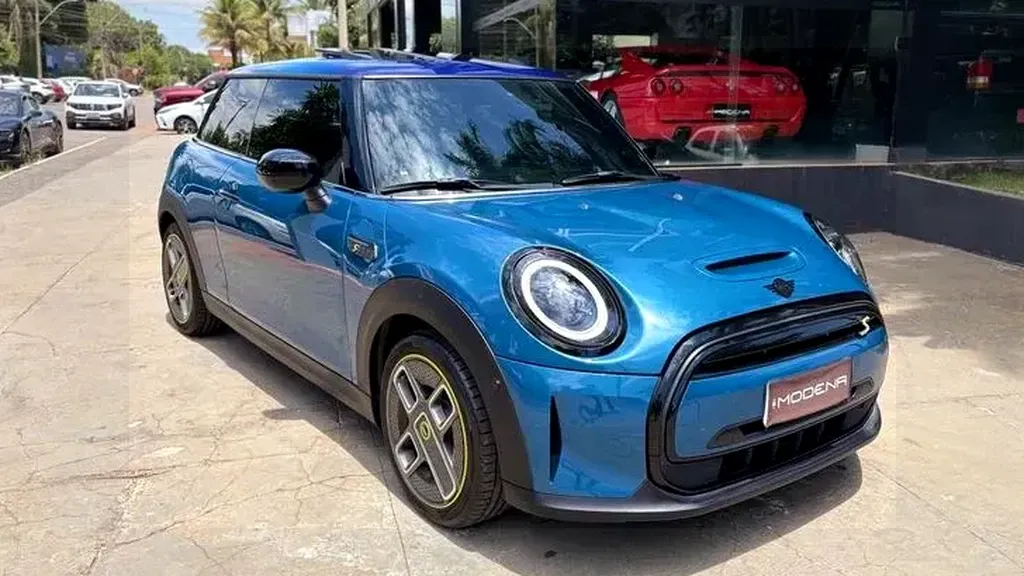 Foto de um mini cooper se