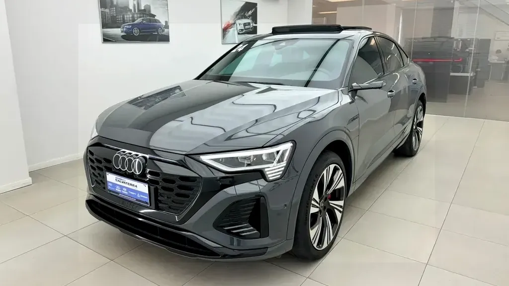 Foto de um audi q8 sportback e-tron