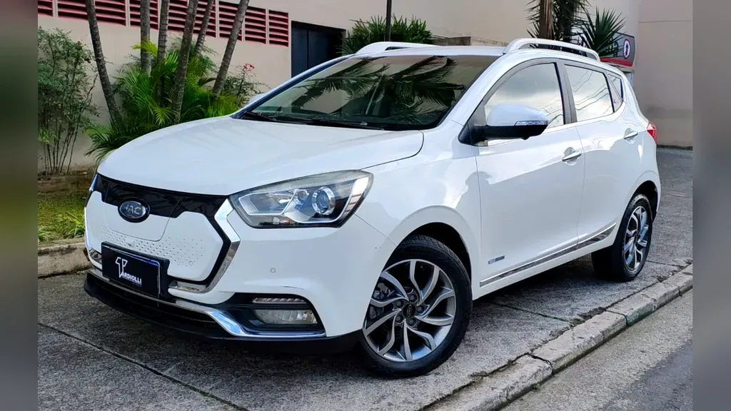 Foto de um jac iev40