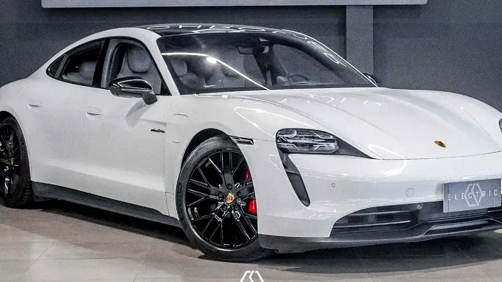 Foto de um porsche taycan