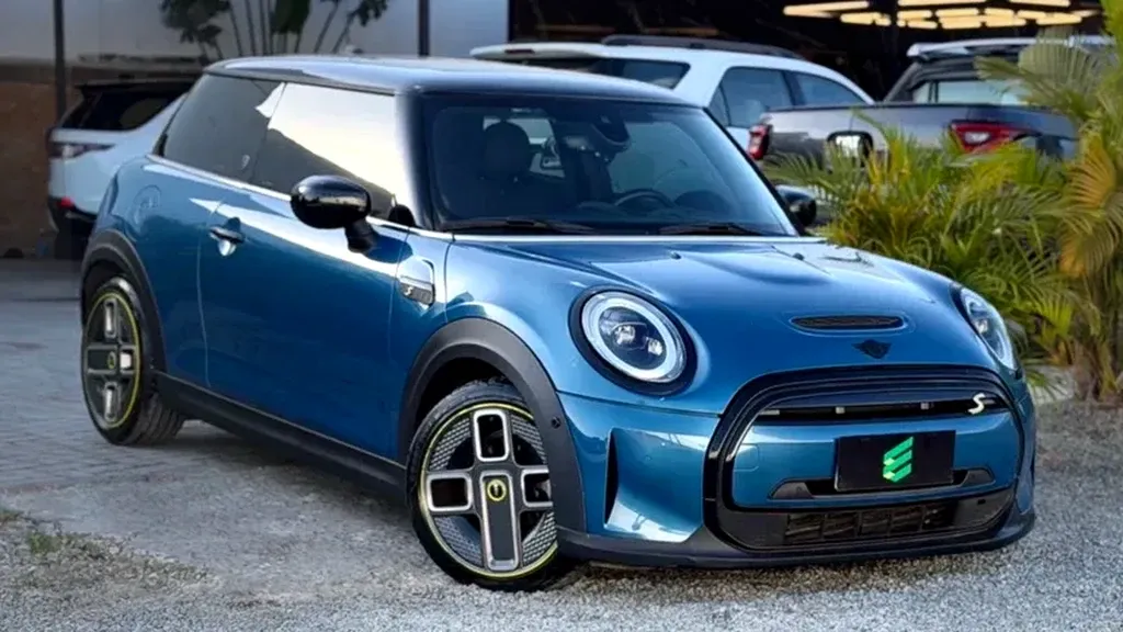 Foto de um mini cooper se
