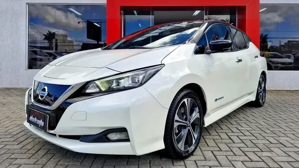 Foto de um nissan leaf