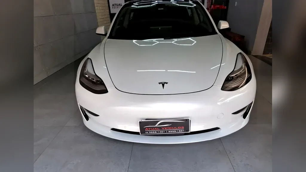 Foto de um tesla model 3