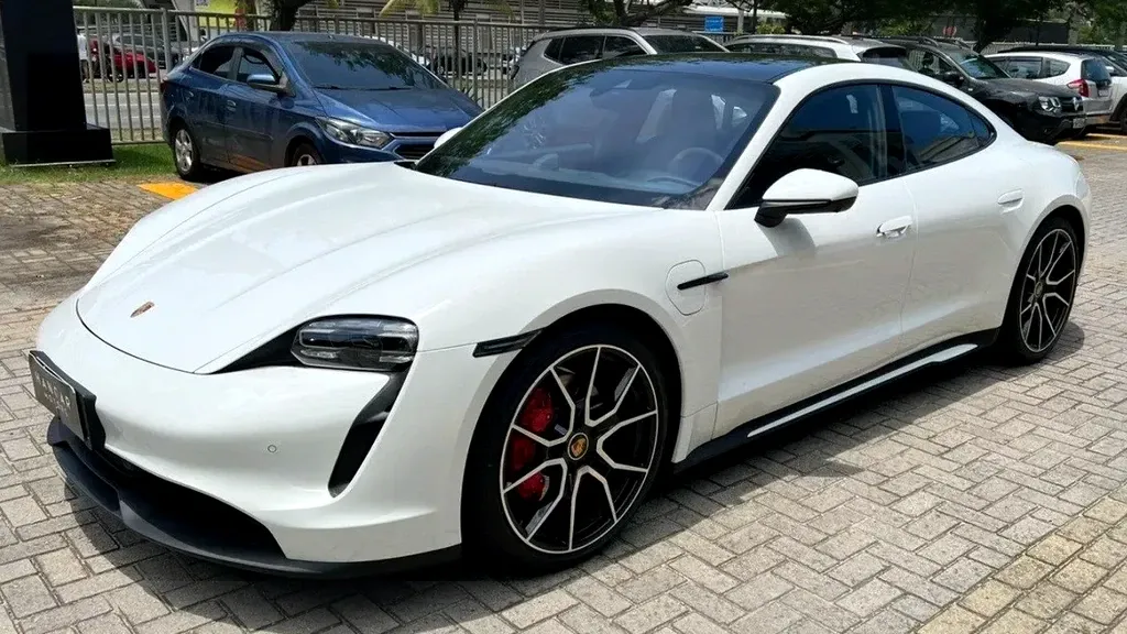 Foto de um porsche taycan