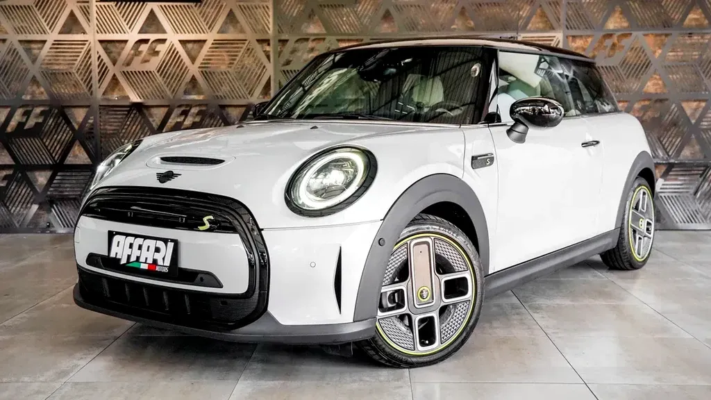 Foto de um mini cooper se