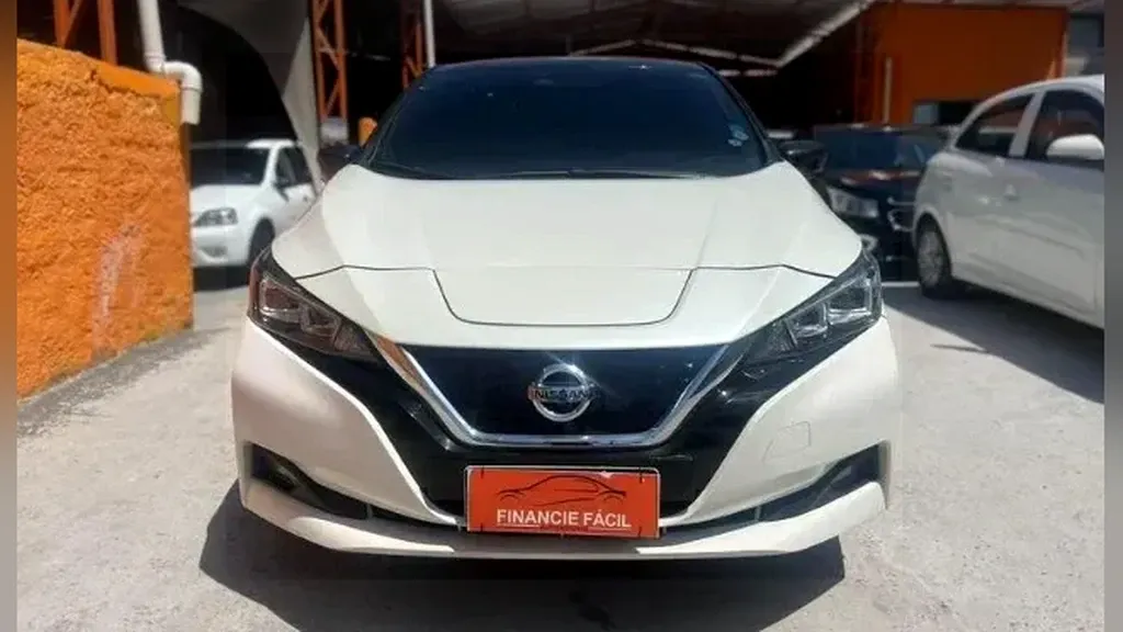Foto de um nissan leaf