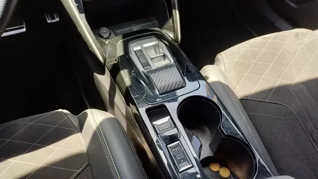 Peugeot E-2008 - Imagem 14