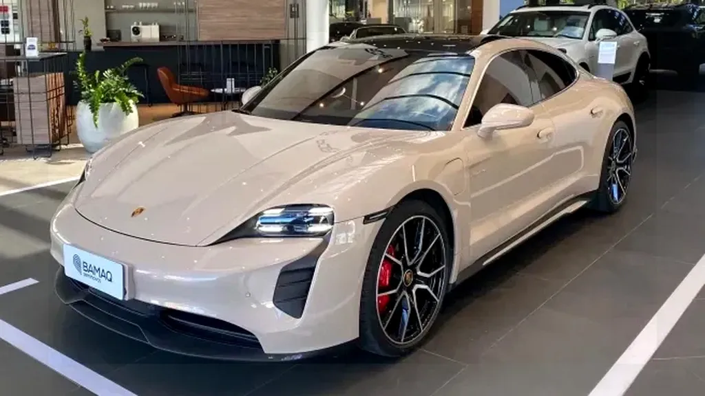 Foto de um porsche taycan