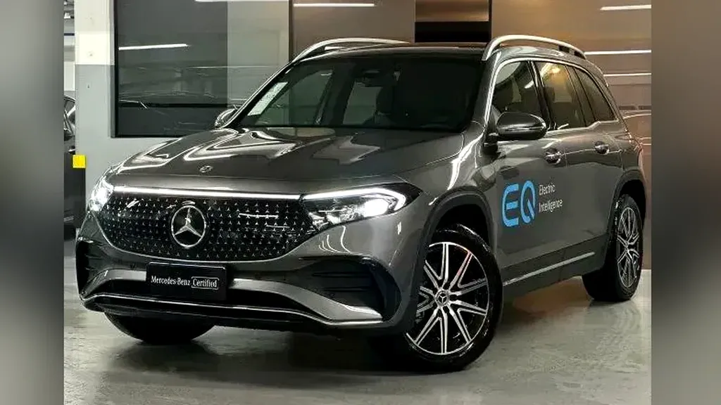 Foto de um mercedes eqb 350 4matic suv