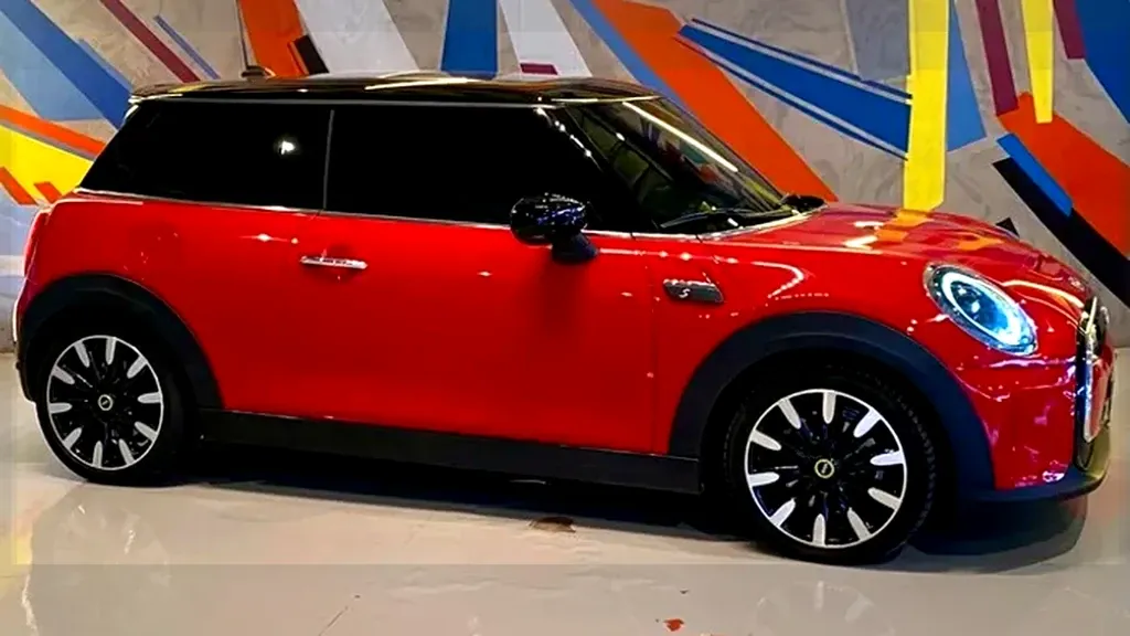 Foto de um mini cooper se