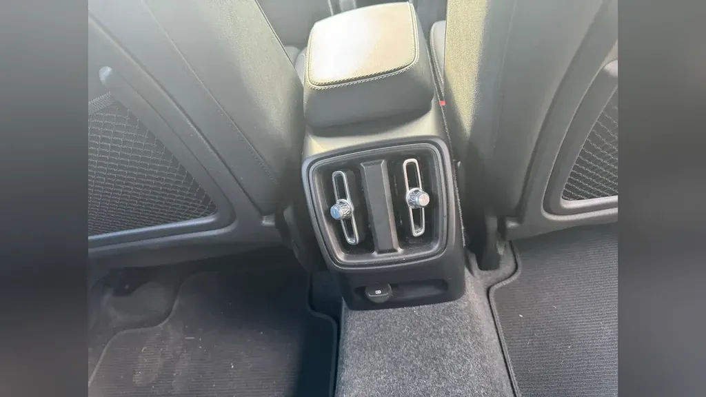 Volvo XC40 Recharge - Imagem 11