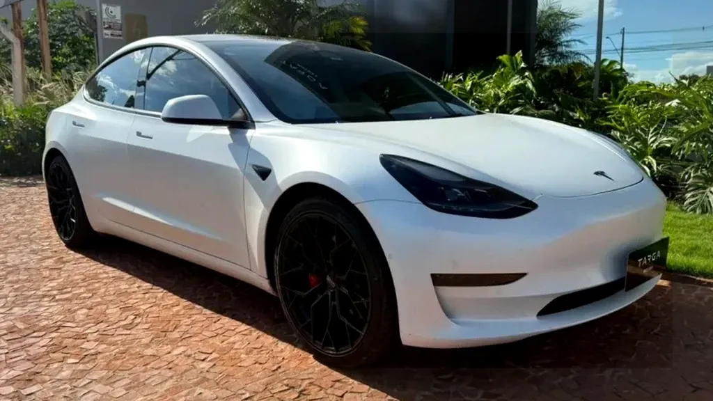 Foto de um tesla model 3