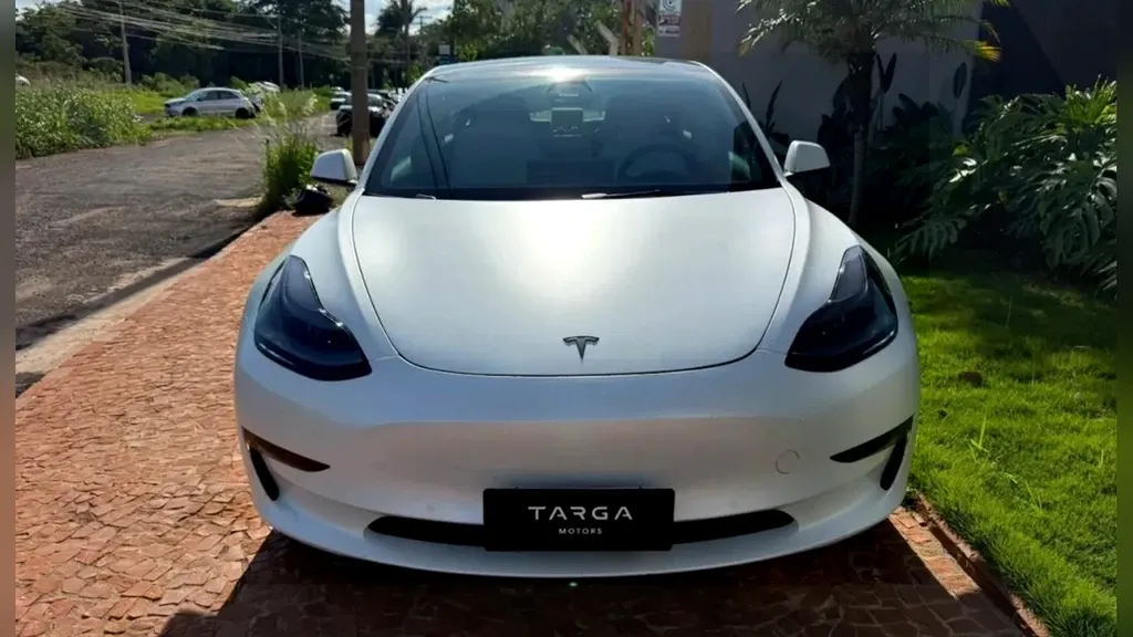 Tesla Model 3 - Imagem 2