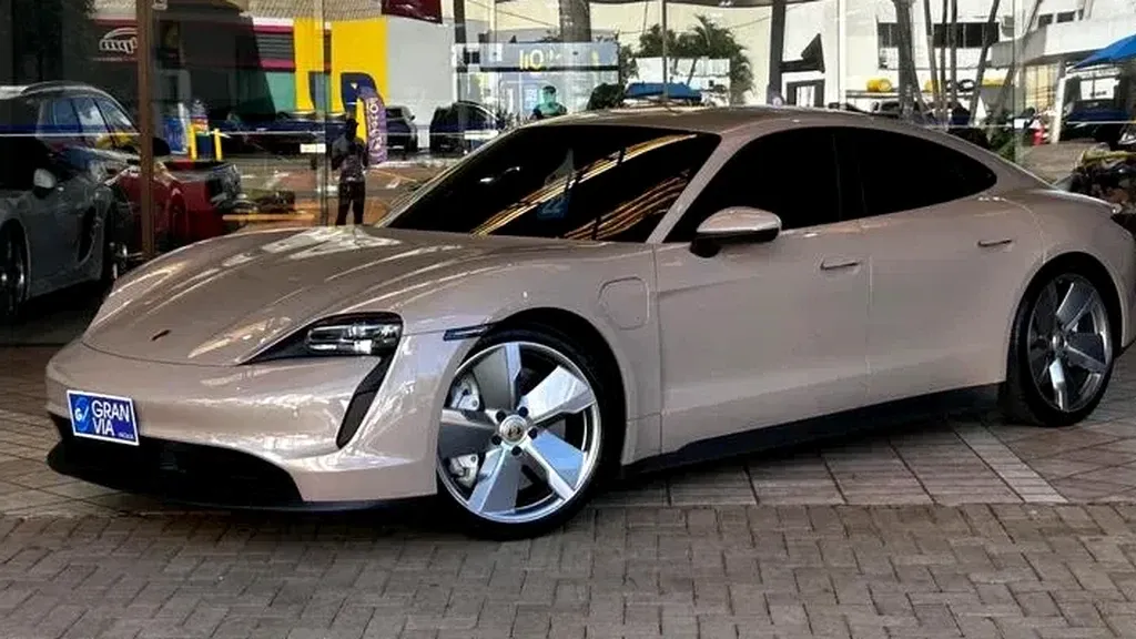 Foto de um porsche taycan